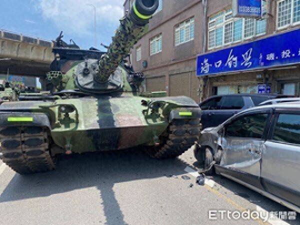 国鸣投资 又撞了！台军“汉光演习”CＭ-11坦克跨越分向线，对向轿车惨毁容