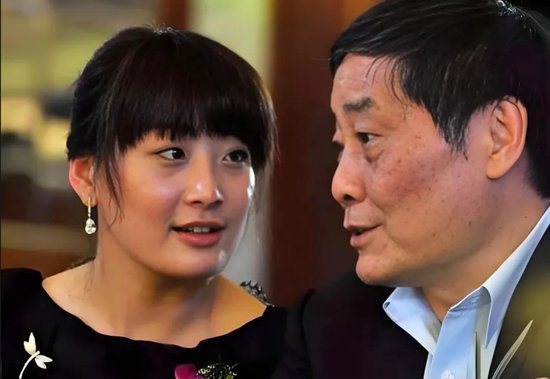 国华通配资 父亲留给宗馥莉的不仅是公章，还有藏了三十年的对手